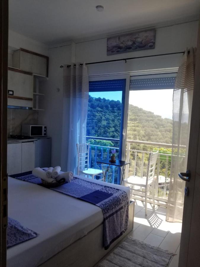 Vila Oliven Vlorë Esterno foto