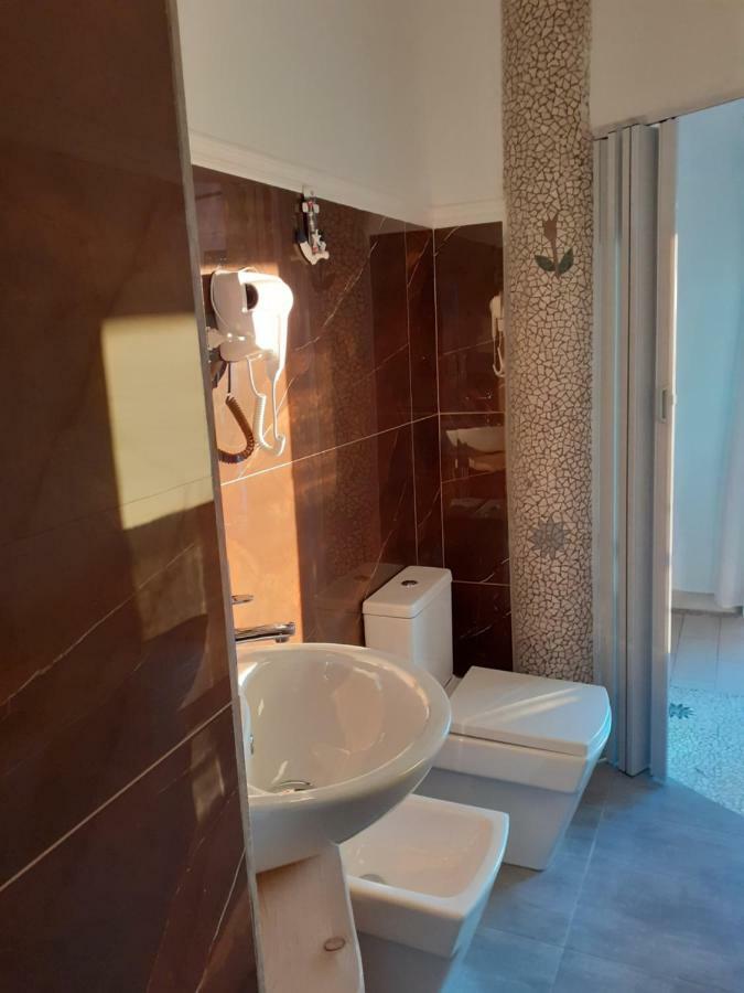 Vila Oliven Vlorë Esterno foto
