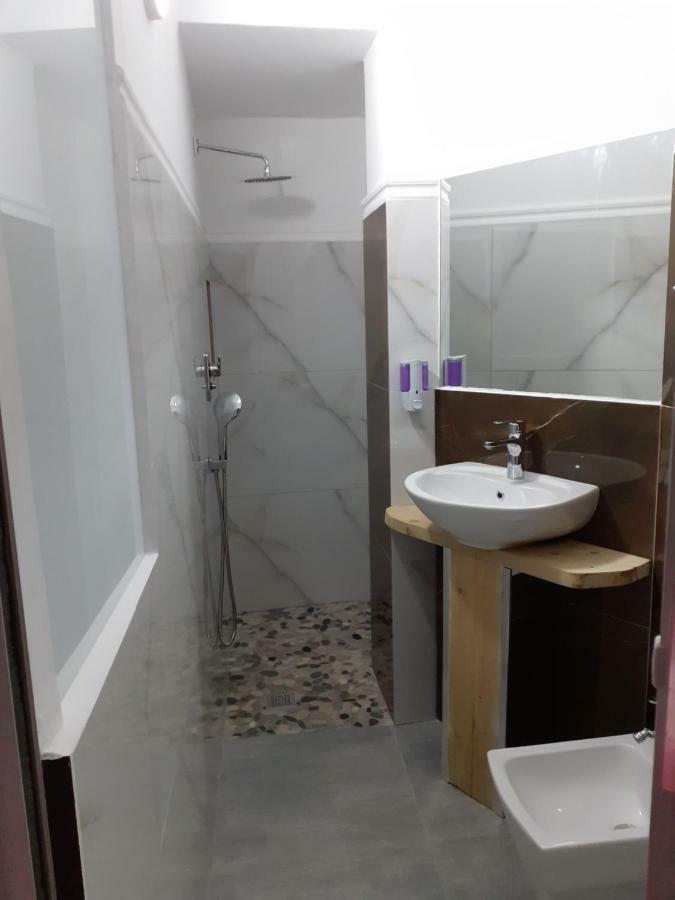 Vila Oliven Vlorë Esterno foto